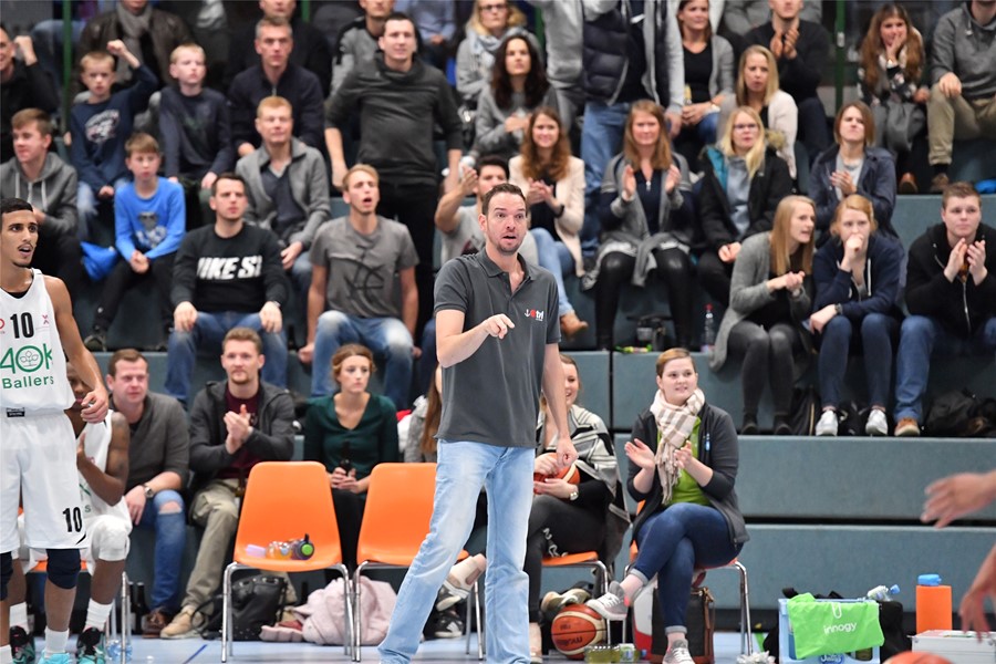 AOK Ballers mit rabenschwarzem Tag in Salzkotten