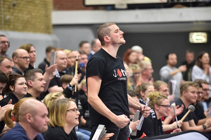 Wenn Thies Fischer anstimmt: „In einem Mausoleum…“