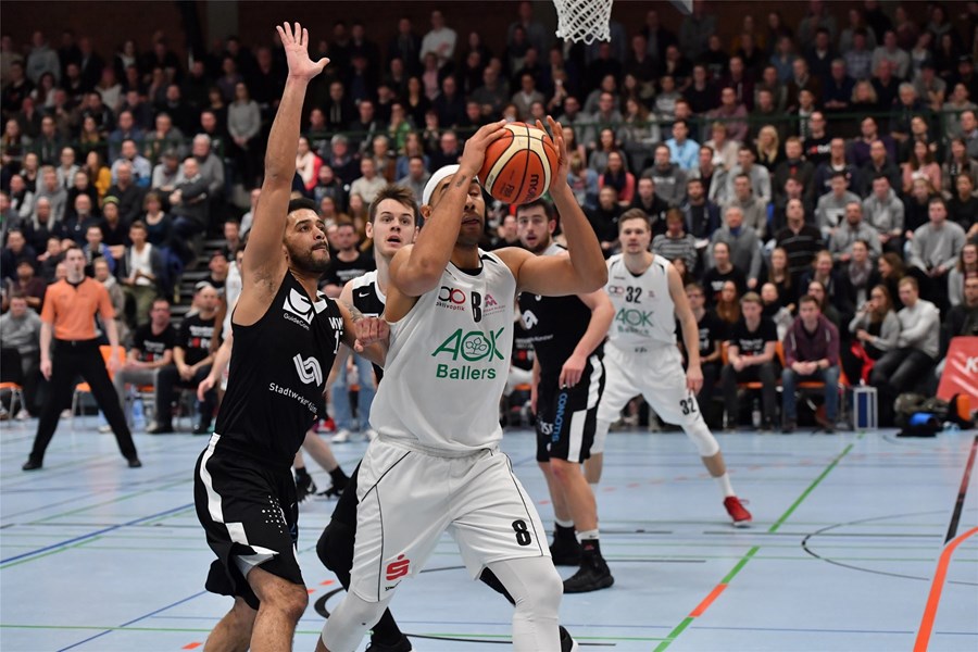 Bittere Hinspiel-Pleite vor ausverkauftem Haus